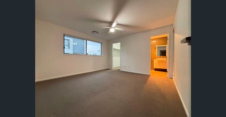 Spacious and Modern 4-Bedroom Townhouse with corner yard!!! - Photo 3