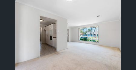 A charming low-set brick home - Photo 4