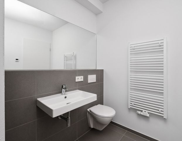 Live the Spring Lifestyle – Modernes 2-Zimmer-Apartment mit Loggia im Herzen Berlins - Photo 1