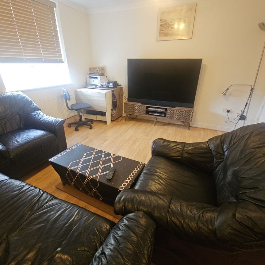 Room in a Shared Flat, High Road, N11 - Photo 1