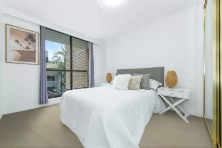 Two-bedroom inner-city apartment in prime lifestyle location - Photo 3