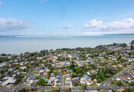 Prime Green Bay Location – 2-Bedroom Townhouse with Special Offer - Photo 3