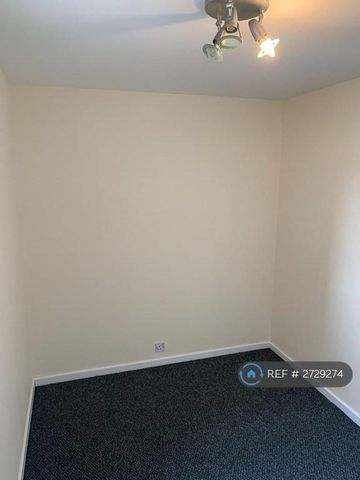 4 bedroom semi-detached house to rent - Photo 5