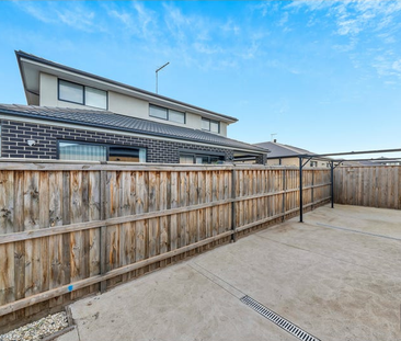 East-Facing Family Gem in the Prestigious Riverdale Estate, Tarneit! - Photo 3 | Rentumo