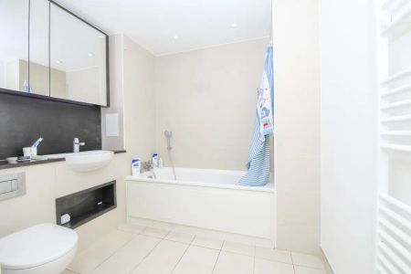 3 bedroom flat in London - Photo 3