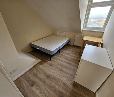 Room in a Shared Flat, Chichele Road, NW2 - Photo 3