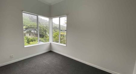 3 bedroom, Newtown - Photo 5