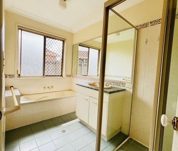 4 Bedroom house in Stretton - Photo 2