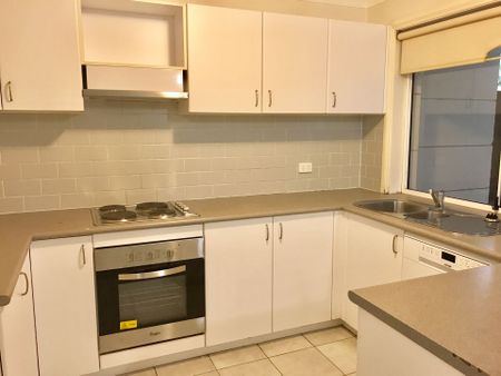 SPLIT LEVEL 2 BEDROOM TOWNHOUSE IN MARSFIELD - Photo 4