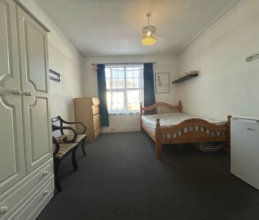 Room in a Shared Flat, High Road, N12 - Photo 3