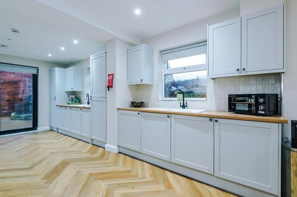 1 bedroom in a house share to rent - Photo 1