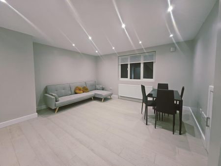 2 bedroom flat to rent - Photo 2