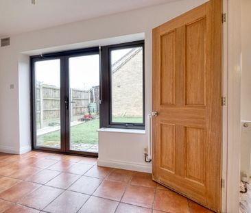 Spacious Detached Family Home with Garage available TO LET in Wymon... - Photo 4