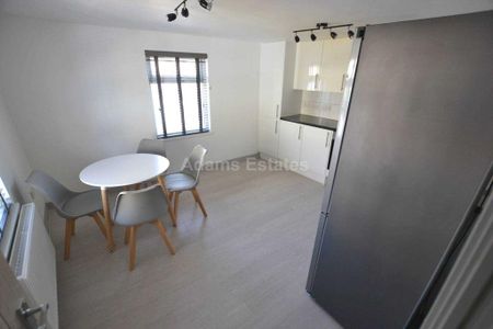3 bedroom flat to rent - Photo 2
