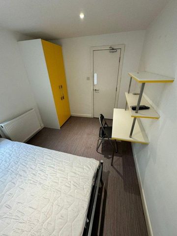 5 bedroom flat to rent - Photo 4