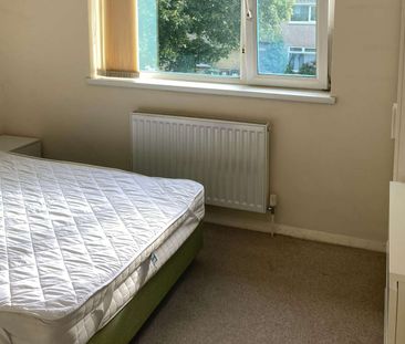 Spacious Double Room in Clean & Shared House - Photo 2