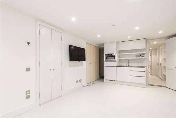 An impressive five-bedroom home with gated driveway and bills included. - Photo 1