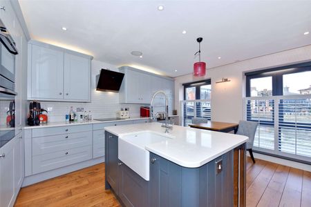 A stunning riverside townhouse with roof garden offering views of Eton and the River Thames. - Photo 4