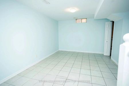 384 FLAGTONE Way #Basement apartment - Photo 3