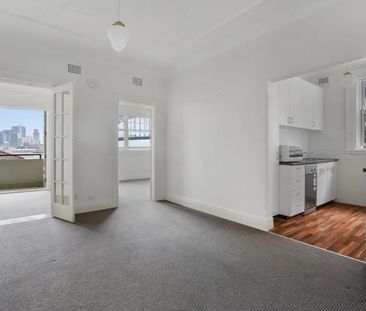 HARBOURSIDE SERENITY IN CHARMING ART DECO APARTMENT - Photo 1