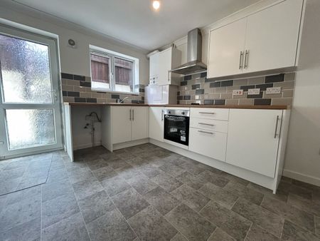 Miskin Road, TONYPANDY - Photo 4