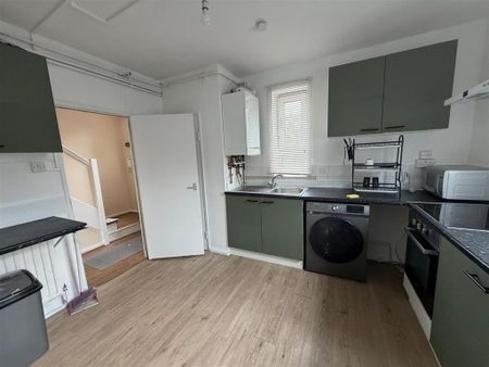 4 bedroom flat to rent - Photo 4