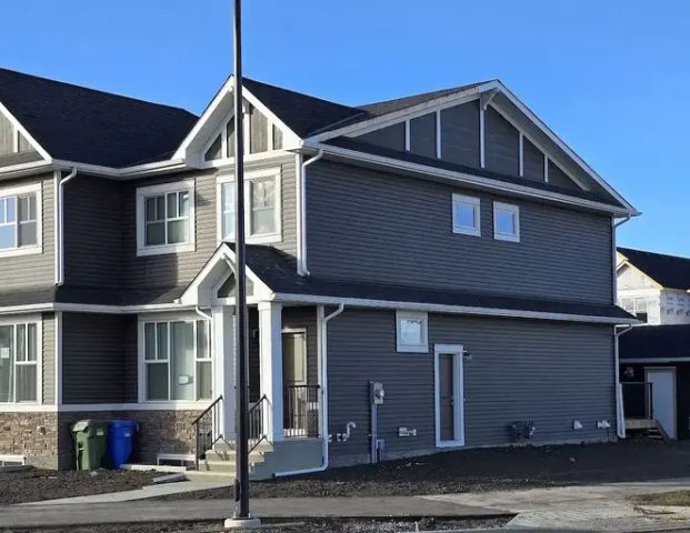 New 3bd + 2.5 bath Duplex with garage available for immediate rent in NW Calgary | Calgary - Photo 1