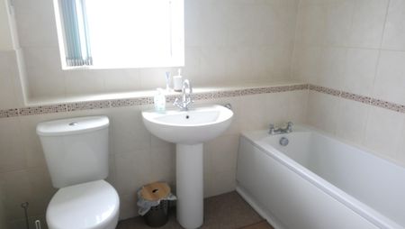 Broughton Grange, Swindon - Photo 5