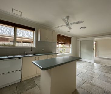 Positioned perfectly in Altona Meadows - Photo 4