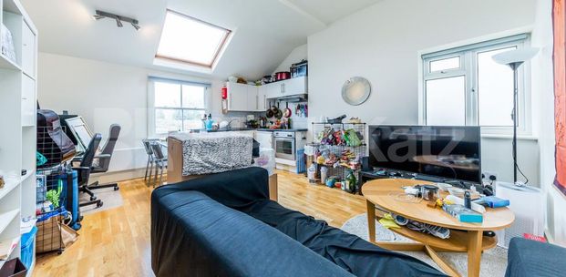 Spacious modern one bed with access to a communal garden - Photo 1