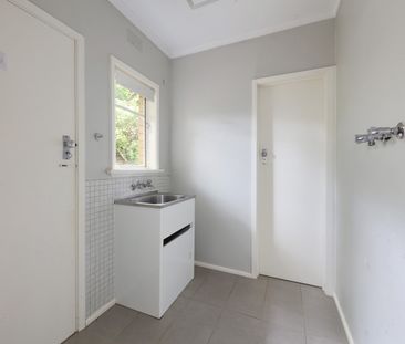 8 Windsor Ave, McKinnon VIC 3204 - House For Rent | Domain - Photo 6