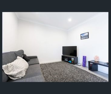 Location, style and security this apartment has it all! - Photo 2