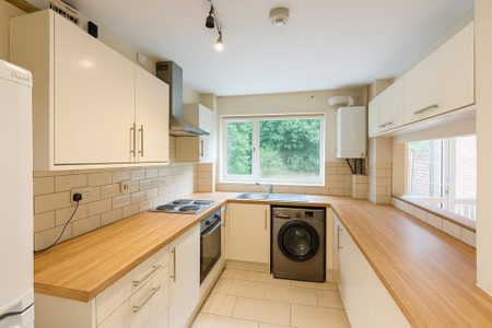 4 bedroom semi-detached house to rent - Photo 5