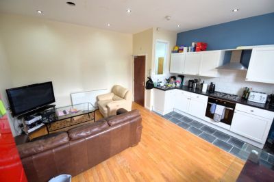 3 bedroom Flat in Cardigan Road, Leeds - Photo 4