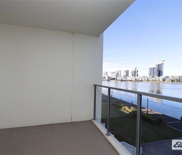 Spacious Water Front 3 Bedroom Apartment - Photo 3