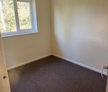 3 bedroom end of terrace house to rent - Photo 2