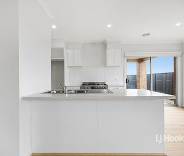 35 Portulaca Avenue, Manor Lakes VIC, Belconnen - Photo 5