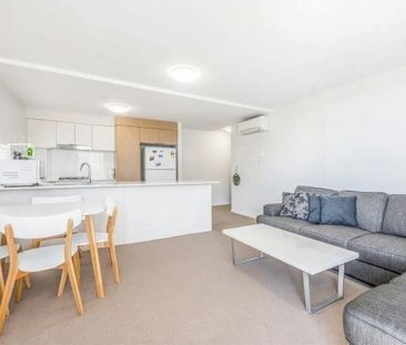 Stylish Apartment with Modern Comforts in a Prime Chermside Location - Photo 2