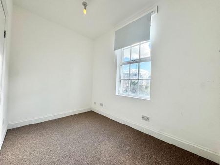 4 bedroom end of terrace house to rent - Photo 2