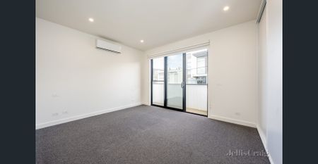 Three Bedroom Townhouse with Courtyard in Prime Location - Photo 2