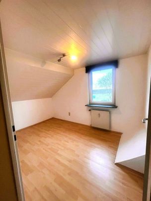 Ideal für 1-2 Personen! Ausgefallene 3-Zimmer-Dachgeschoßwohnung mit Balkon in ländlicher Umgebung - Photo 1