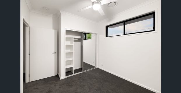 5 bedrooms, 2.5 bathrooms, double garage premium Luxury townhouse - Photo 1