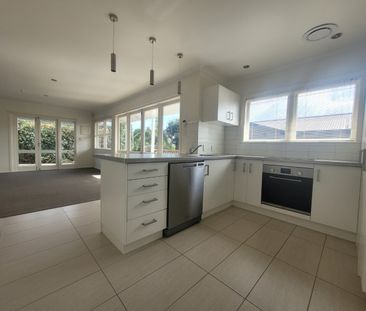 Large spacious 5 Bedroom home - Photo 4