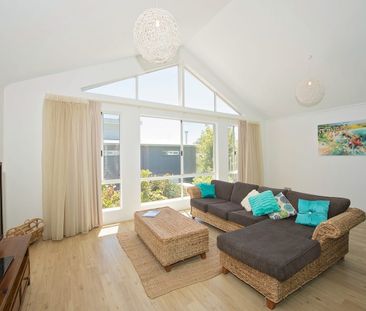 Low maintenance, furnished beauty for 6 months! - Photo 2