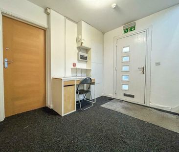 Double Room To Let - HP12 - Photo 3