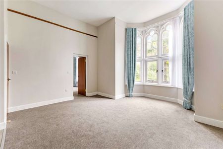 Charming Ground Floor Apartment in Historic Castle Setting - Photo 3