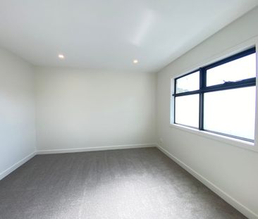 Nearly New 4 Bedroom Luxury Townhouse in Knoxfield! - Photo 5