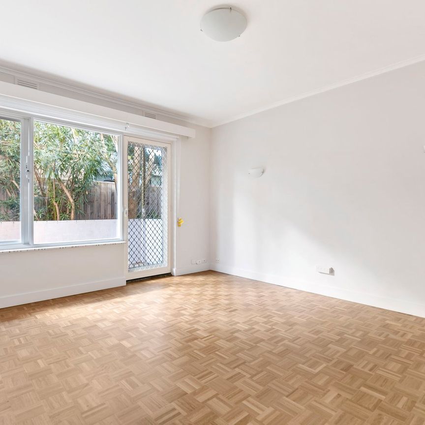 Sixties sophistication with so much space & a lock up garage - Photo 1