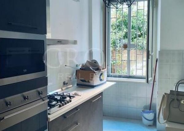 Monteverde Vecchio: Modern 2 bedroom, 2 bath, large living room, separate kitchen. Bright, silent, parquet floors, situated in lovely period building, excellent area, near park. Ref. 2364.