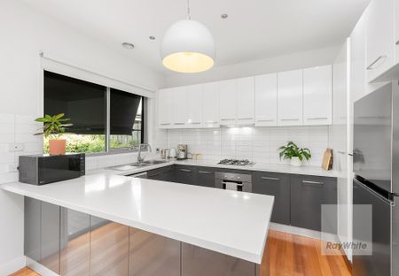 Modern Family Home In Sunshine West - Photo 5